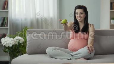 孕妇照顾孩子，生活健康，吃新鲜水果